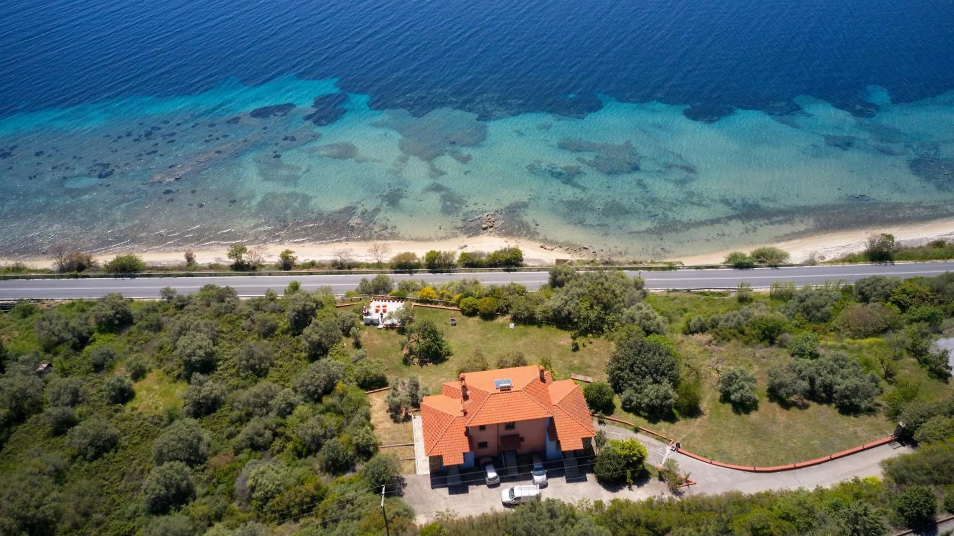 Beachfront Villa With Huge Garden, 3Br, Halkidiki Nea Roda Holiday home