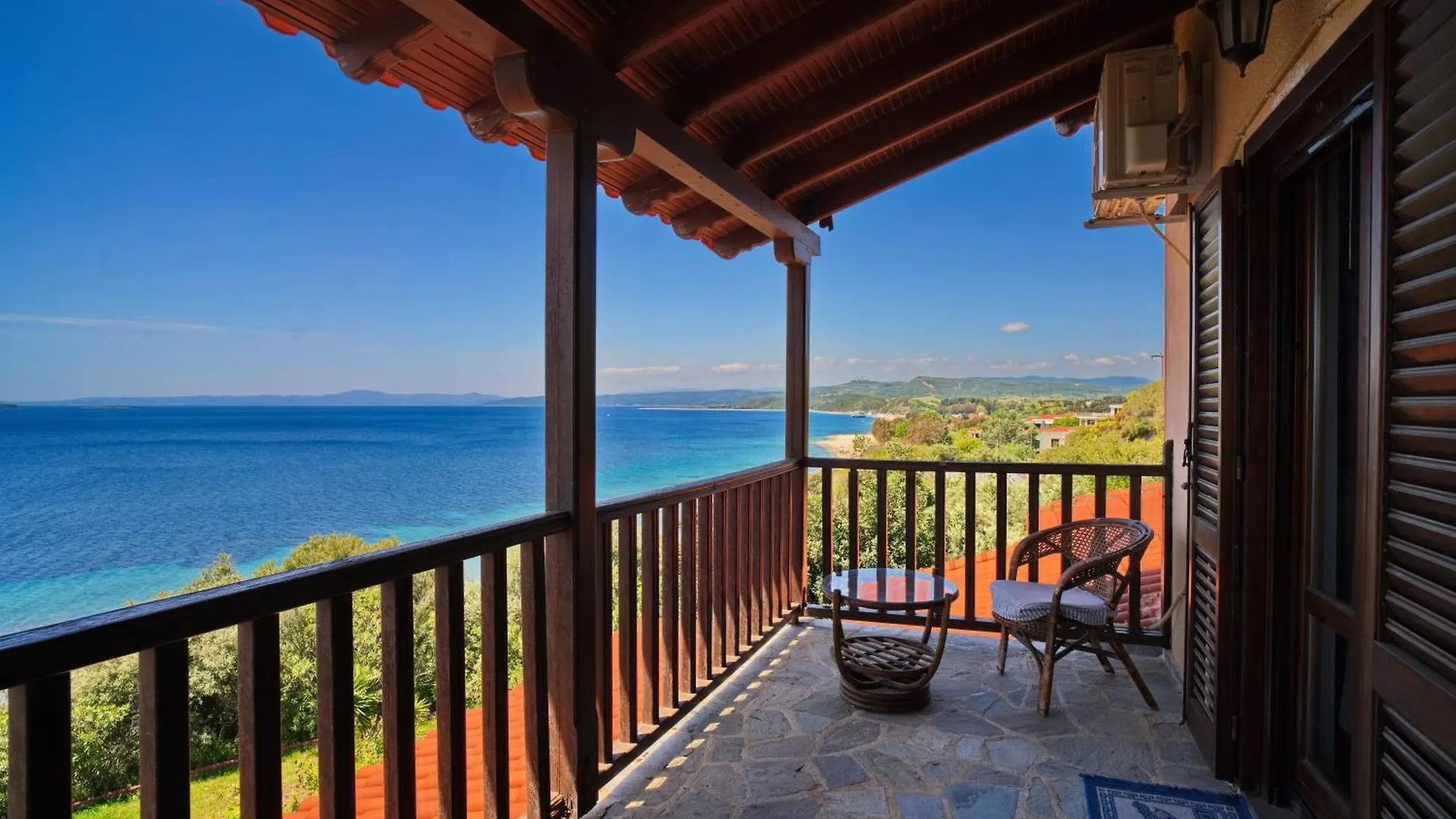 Beachfront Villa With Huge Garden, 3Br, Halkidiki Nea Roda Holiday home