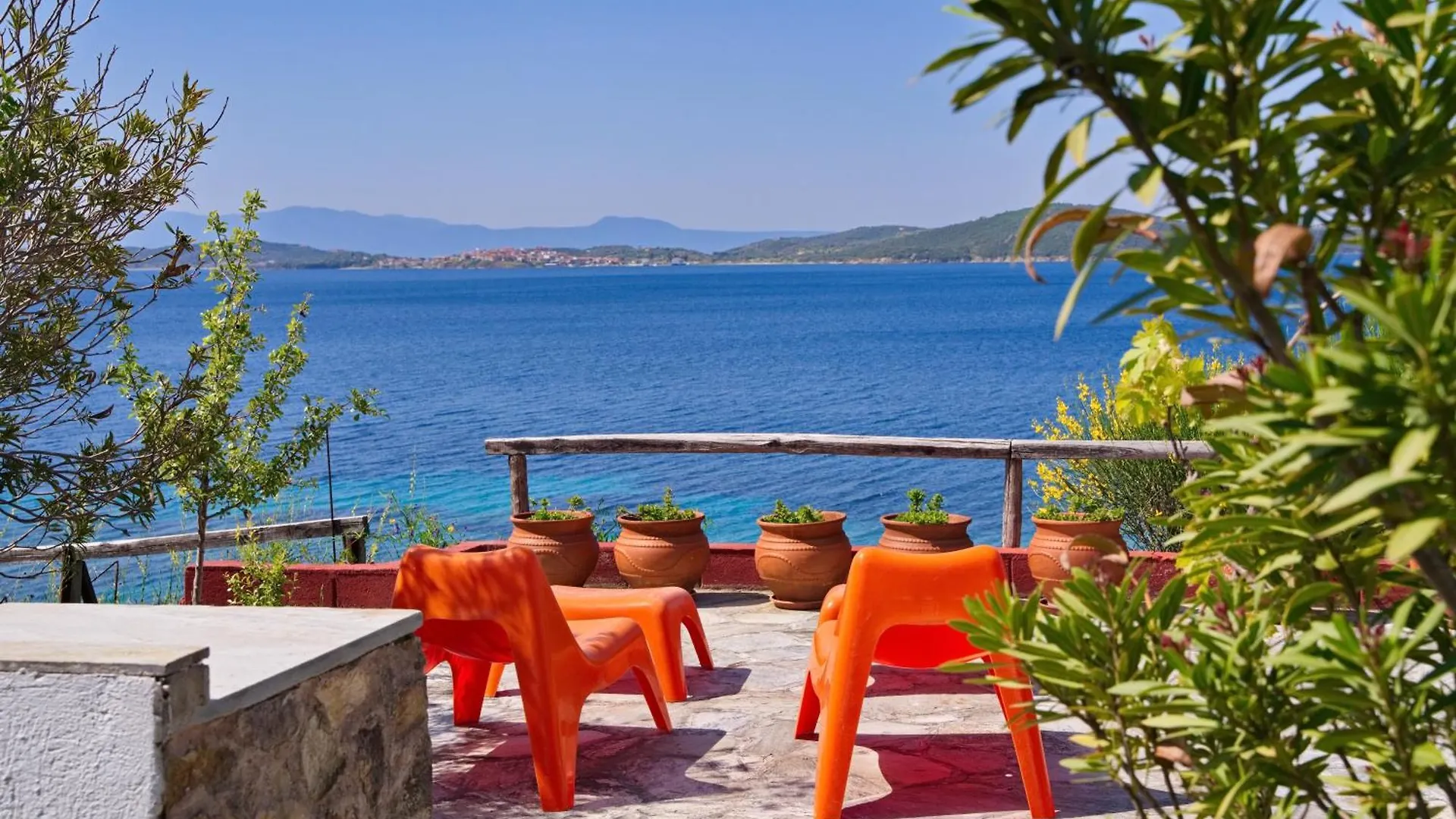 Beachfront Villa With Huge Garden, 3Br, Halkidiki Nea Roda