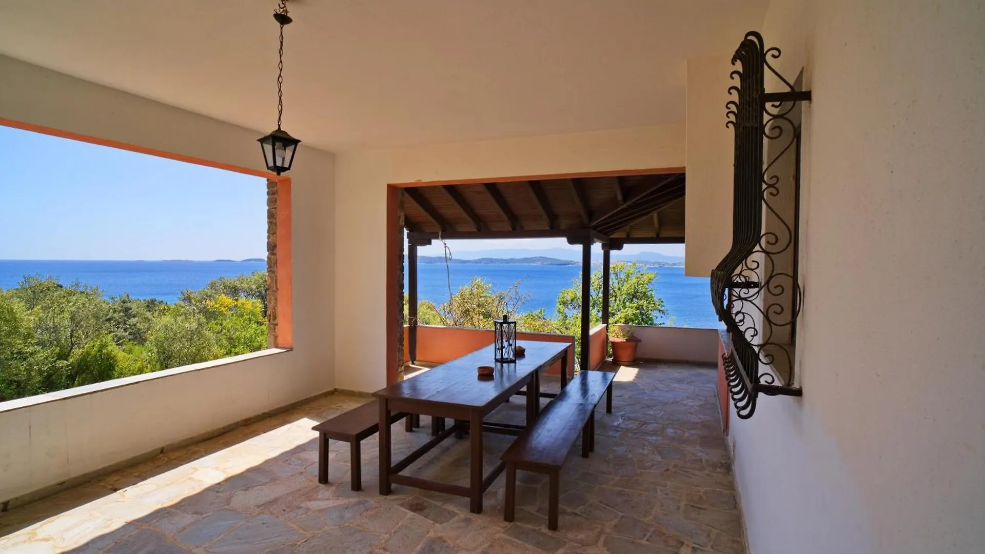 Beachfront Villa With Huge Garden, 3Br, Halkidiki Nea Roda Holiday home