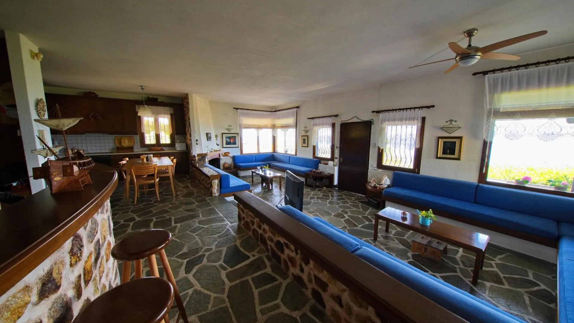 Beachfront Villa With Huge Garden, 3Br, Halkidiki Nea Roda