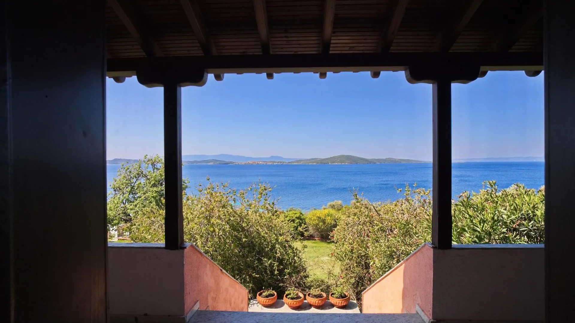 Beachfront Villa With Huge Garden, 3Br, Halkidiki Nea Roda