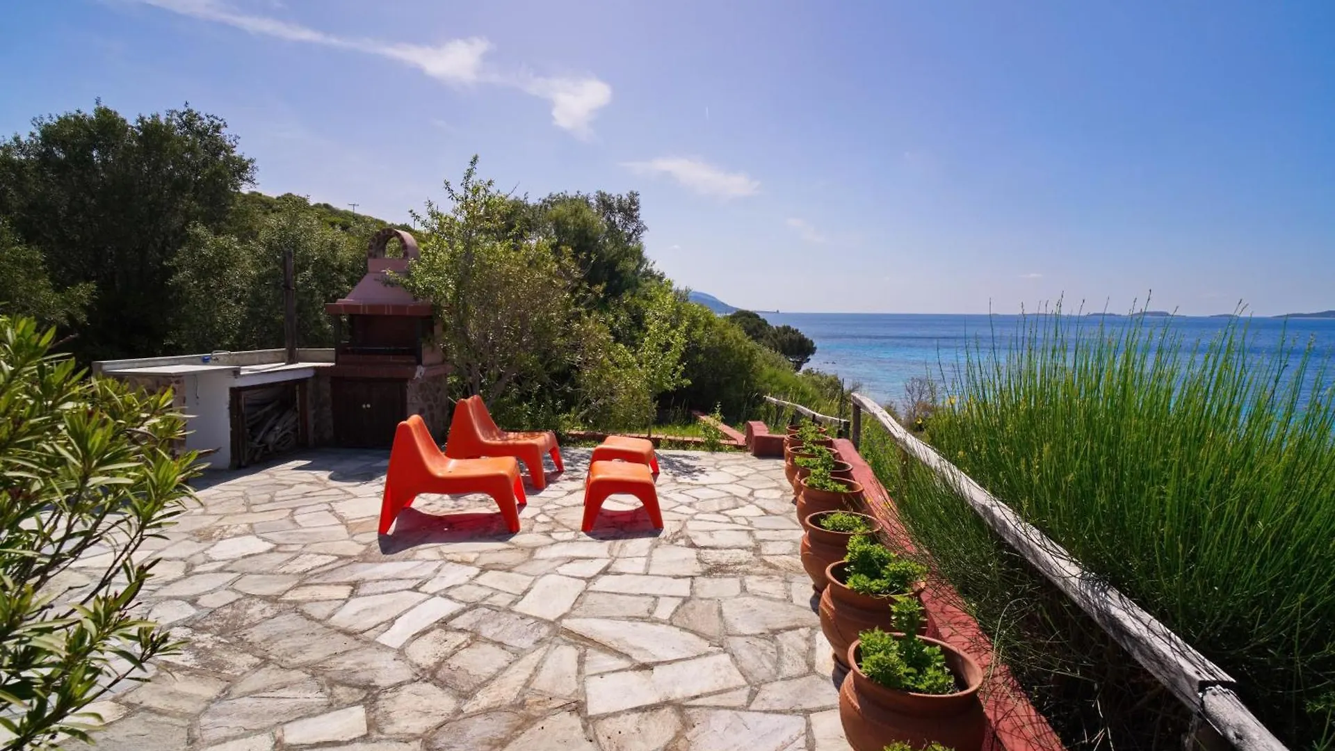 Beachfront Villa With Huge Garden, 3Br, Halkidiki Nea Roda