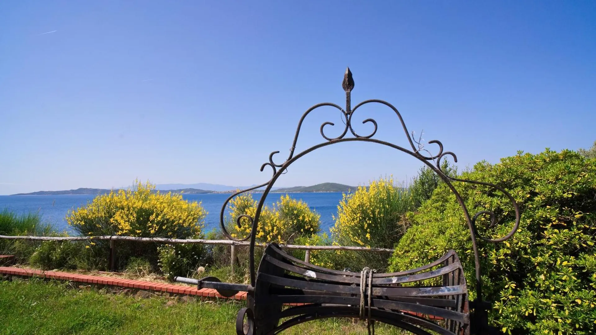 Beachfront Villa With Huge Garden, 3Br, Halkidiki Nea Roda Holiday home