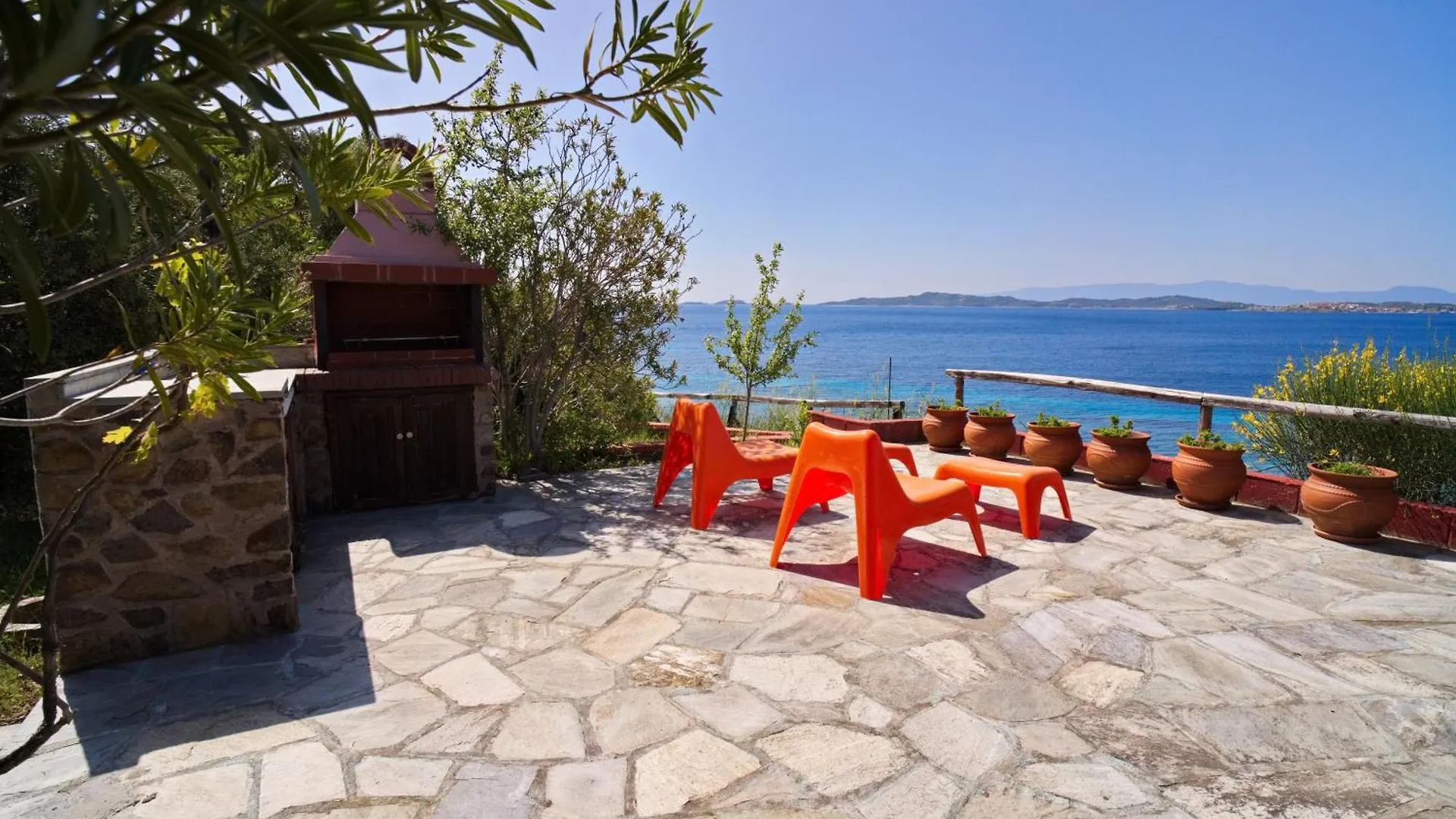 Beachfront Villa With Huge Garden, 3Br, Halkidiki Nea Roda