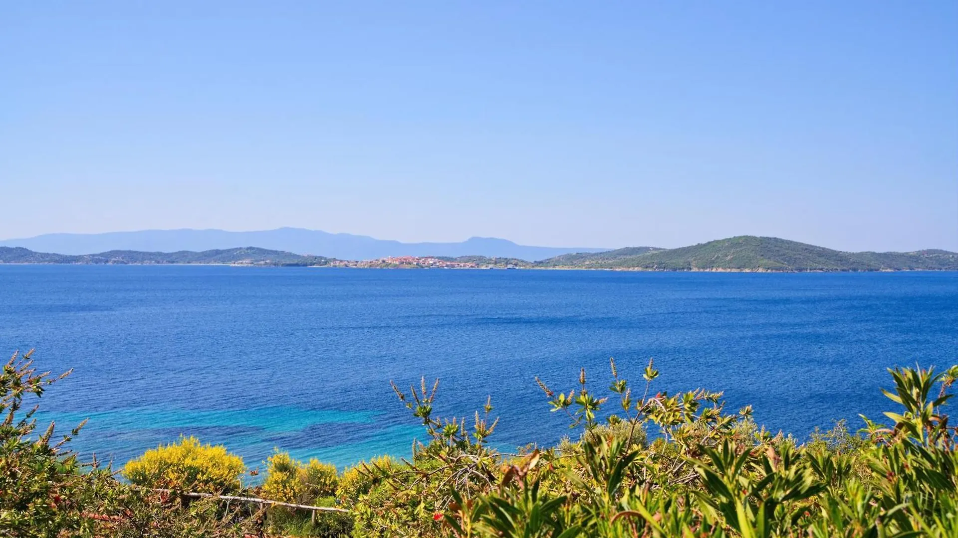 Holiday home Beachfront Villa With Huge Garden, 3Br, Halkidiki Nea Roda
