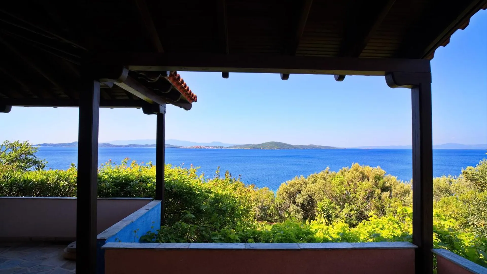 Beachfront Villa With Huge Garden, 3Br, Halkidiki Nea Roda Holiday home